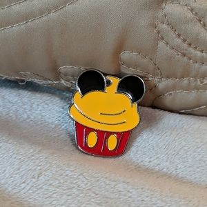 Disney pin Winnie the Pooh cupcake